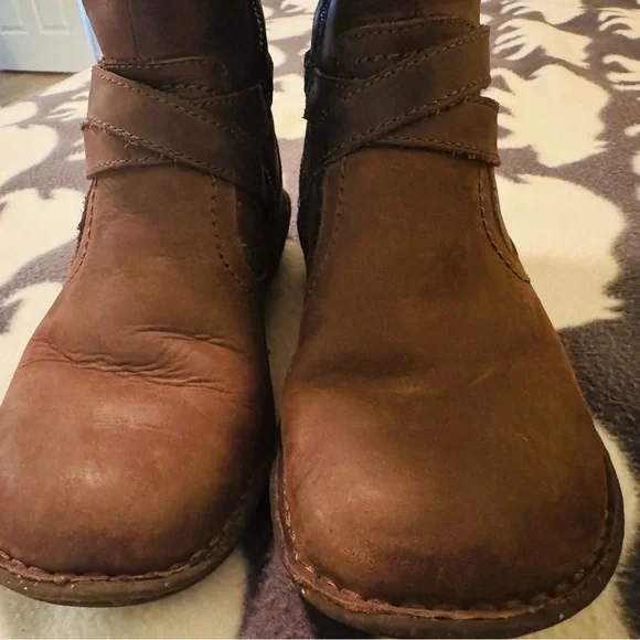 Uggs Boots size 7 - Picture 3 of 14